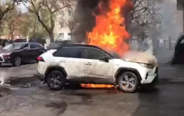 Поджог автомобиля в центре Херсона не связан с выборами, – полиция