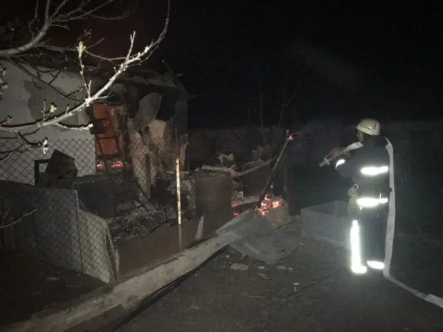 В Бериславе ночной пожар с угрозой взрыва