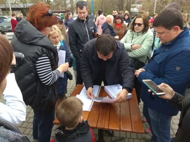 Жители Таврического против парковки в прогулочной зоне
