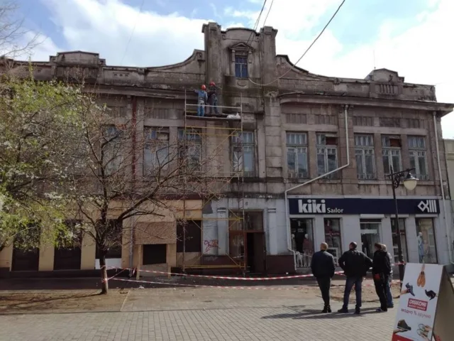 В центре Херсона разрушают историческое здание