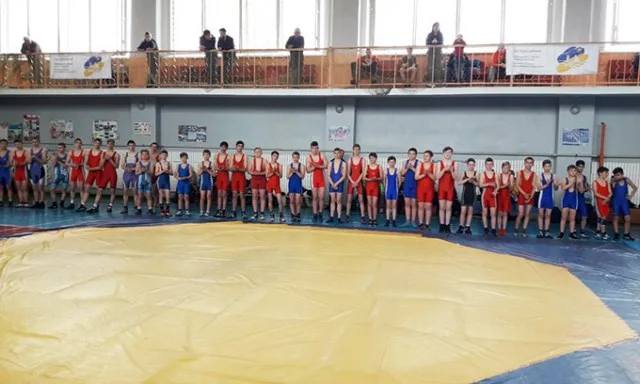 В Новой Каховке проходит чемпионат области по вольной борьбе среди юношей и девушек