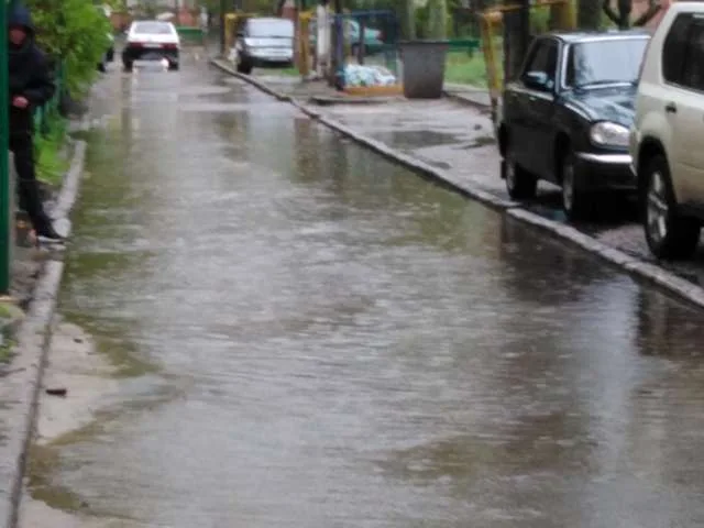 Жители многоэтажки на Острове не могут выйти из подъезда