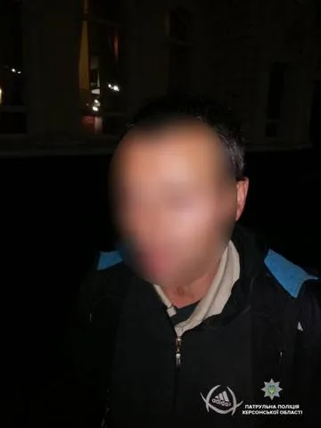 В Херсоне возле вокзала патрульные задержали мужчину, который находился в розыске