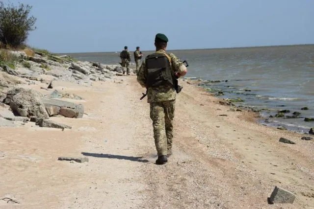 На побережье Азовского моря пограничники задержали двух нарушителей