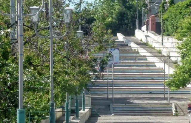 В Геническе хотят реконструировать лестницу возле храма