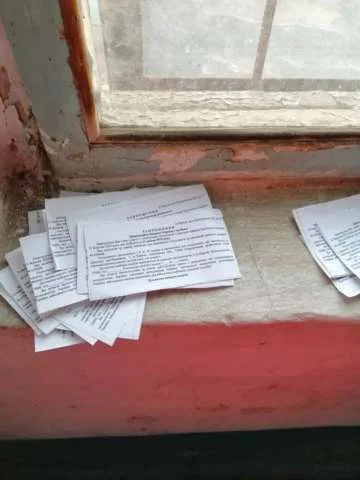 Приглашения на выборы часто оставляют в подъездах