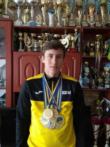 Юный новокаховский волейболист завоевал десятое “золото” чемпионатов Украины