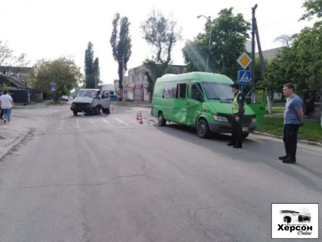 В центре Херсона столкнулись грузовик и микроавтобус