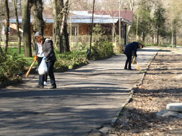 В Новой Каховке провели массовый «чистый четверг»