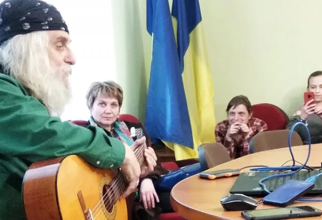 В Нововй Каховке пообщались с известным художником Львом Скопом