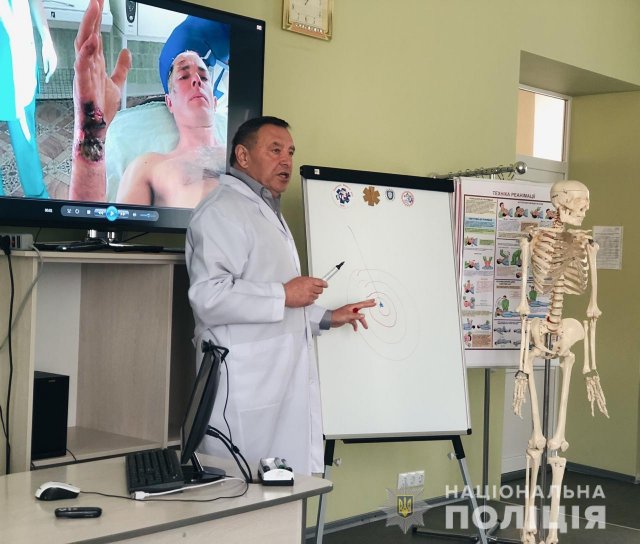 Херсонские полицейские и медики обучали детей оказывать первую медицинскую помощь