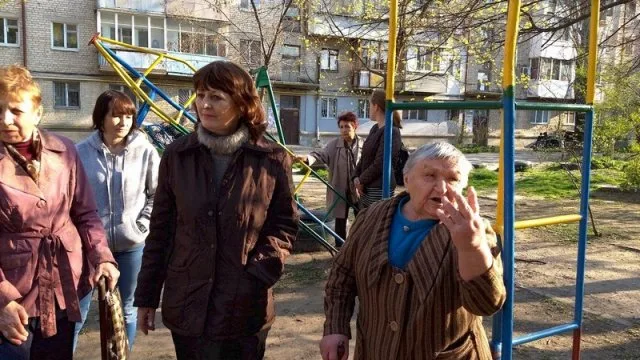 В Херсоне жители ул. Железнодорожной готовы перекрывать железную дорогу