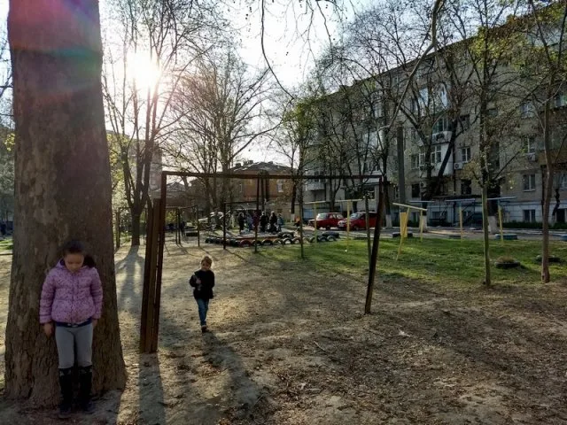 В Херсоне жители ул. Железнодорожной готовы перекрывать железную дорогу