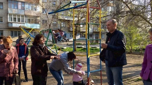 В Херсоне жители ул. Железнодорожной готовы перекрывать железную дорогу