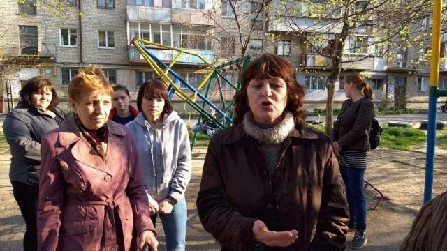 В Херсоне жители ул. Железнодорожной готовы перекрывать железную дорогу