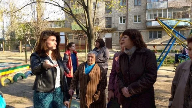 В Херсоне жители ул. Железнодорожной готовы перекрывать железную дорогу