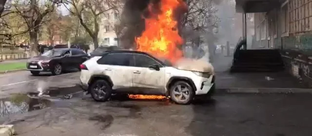 “Горячей” выдалась пятница в Херсоне – в центре города поджог иномарки