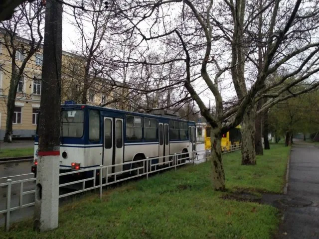 В центре Херсона стояли троллейбусы