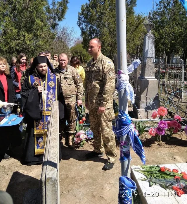 В Бериславе открыли памятник киборгу, защищавшему Донецкий аэропорт