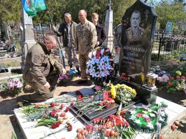 В Бериславе открыли памятник киборгу, защищавшему Донецкий аэропорт