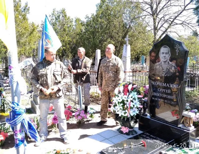 В Бериславе открыли памятник киборгу, защищавшему Донецкий аэропорт