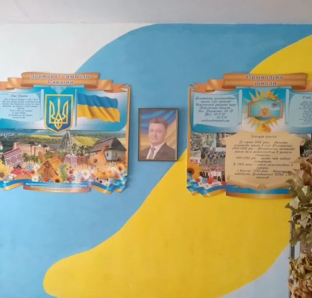 В Херсоне на избирательном участке членам УИК пришлось снять со стены портрет Президента