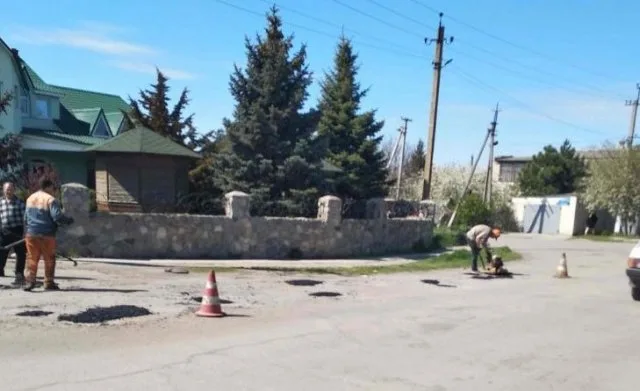 В Геническе начат ямочный ремонт дорог