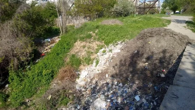 Многолетняя свалка на границе районов продолжает «радовать» херсонцев