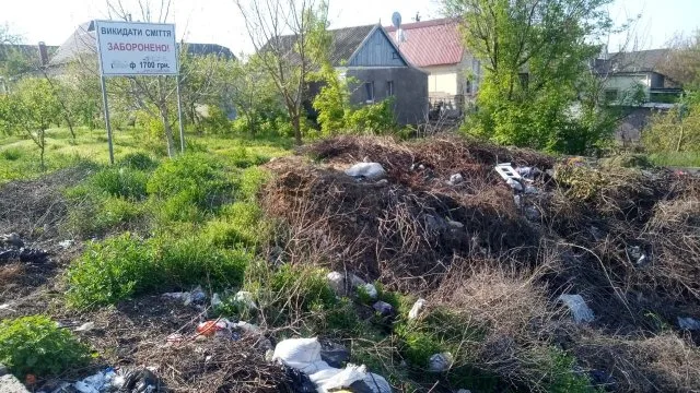 Многолетняя свалка на границе районов продолжает «радовать» херсонцев