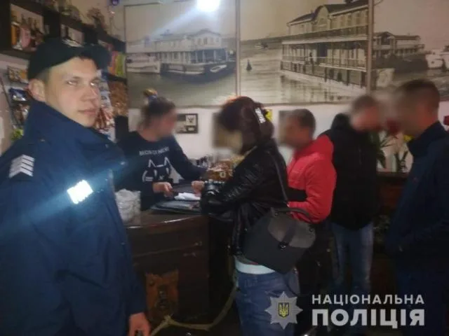 В развлекательных заведениях Каховки полицейские искали несовершеннолетних тусовщиков