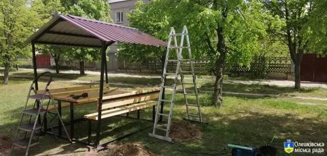 В Олешках возле рек начали устанавливать беседки