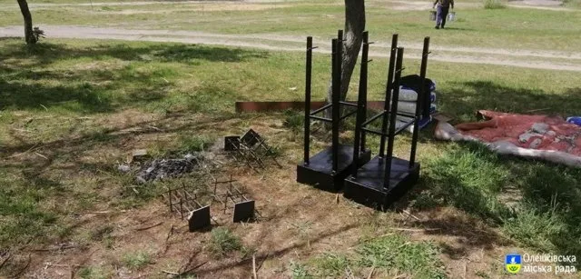 В Олешках возле рек начали устанавливать беседки
