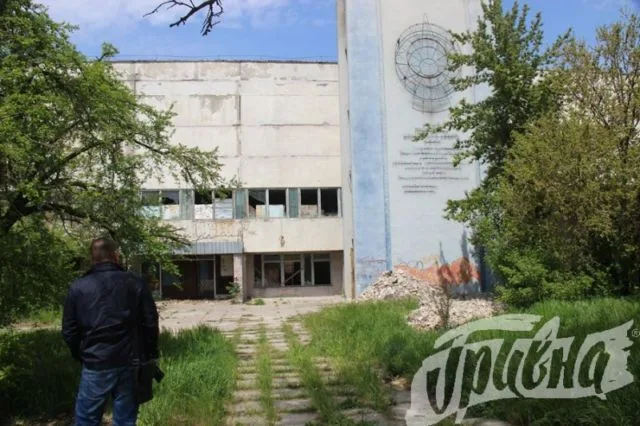 С развалин херсонского завода демонтировали «символ коммунизма»