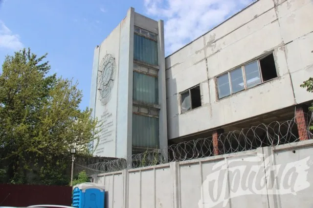 С развалин херсонского завода демонтировали «символ коммунизма»