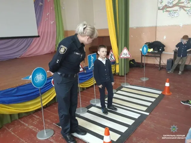 Патрульные и активисты передали школьникам комплект безопасности