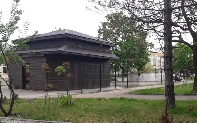 В центре Геническа временное сооружение оградили забором