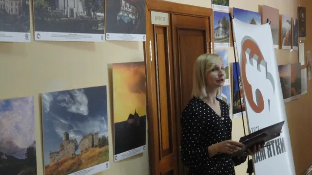 В херсонской библиотеке открылась фотовыставка “Достопримечательности Украины”
