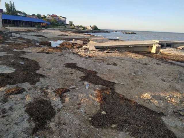 Городской пляж Геническа к курортному сезону не готов