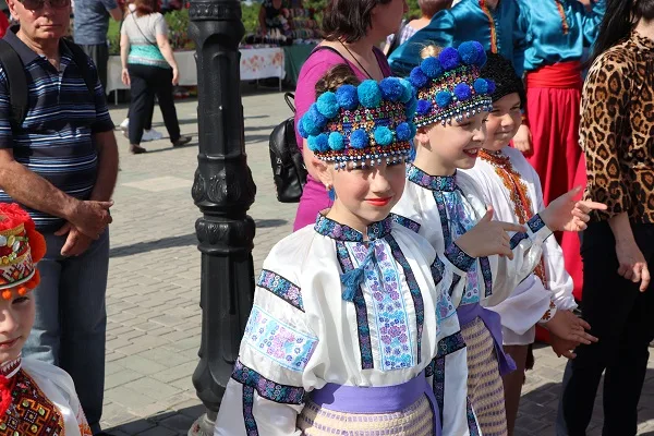 В центре Херсона ко Дню Европы в Украине проводят танцевальный марафон