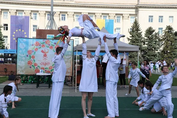 В центре Херсона ко Дню Европы в Украине проводят танцевальный марафон