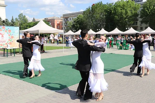 В центре Херсона ко Дню Европы в Украине проводят танцевальный марафон