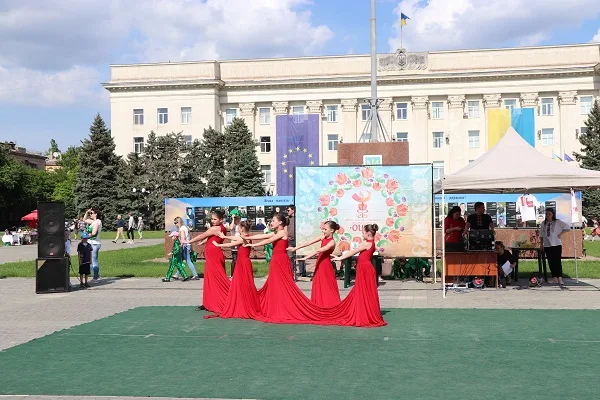 В центре Херсона ко Дню Европы в Украине проводят танцевальный марафон