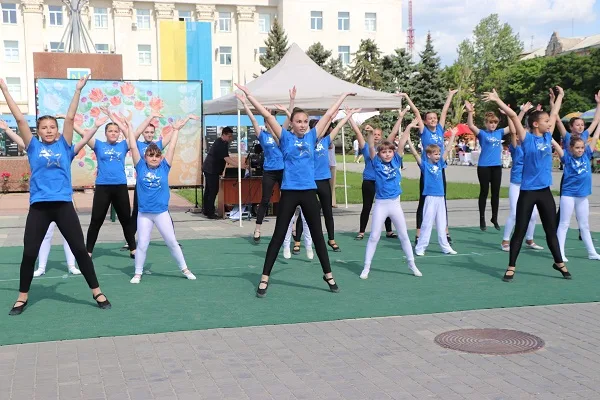 В центре Херсона ко Дню Европы в Украине проводят танцевальный марафон