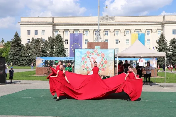 В центре Херсона ко Дню Европы в Украине проводят танцевальный марафон