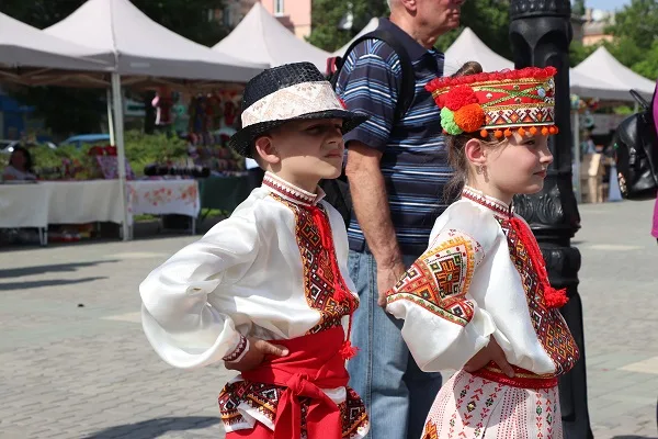 В центре Херсона ко Дню Европы в Украине проводят танцевальный марафон