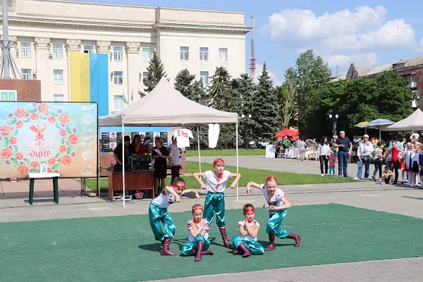 В центре Херсона ко Дню Европы в Украине проводят танцевальный марафон