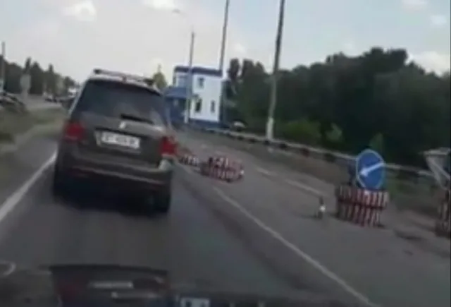 На выезде из Херсона за Антоновским мостом проблемы с проездом авто: дорогу заузили перекрытием