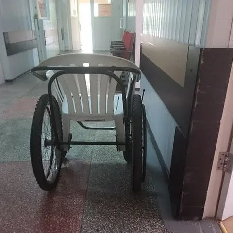 Голь на выдумки хитра: в херсонской больнице приспособили остов инвалидного кресла