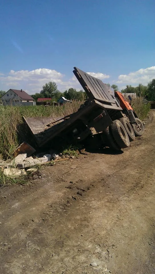 Из-за пьяного мопедиста в пригороде Херсона КАМАЗ слетел в кювет