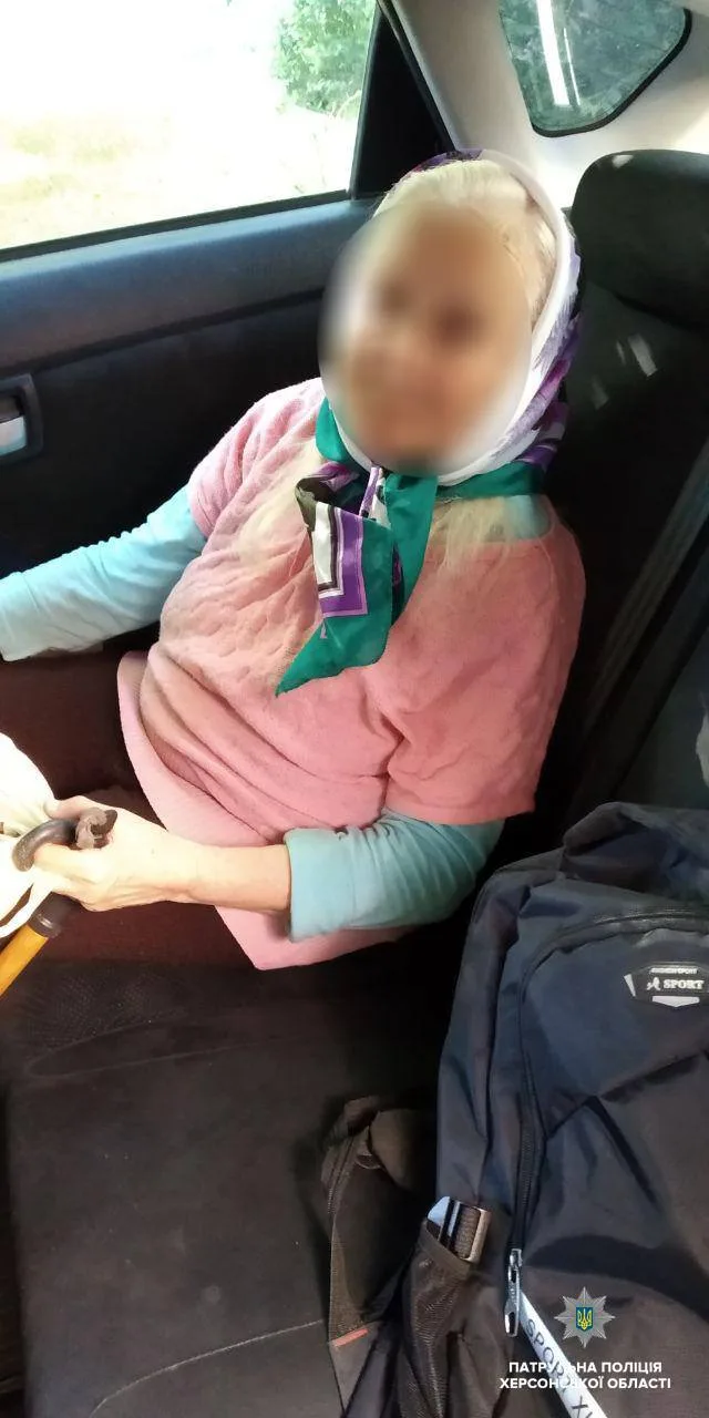 Патрульные передали родным пожилую херсонку, забывшую свой адрес